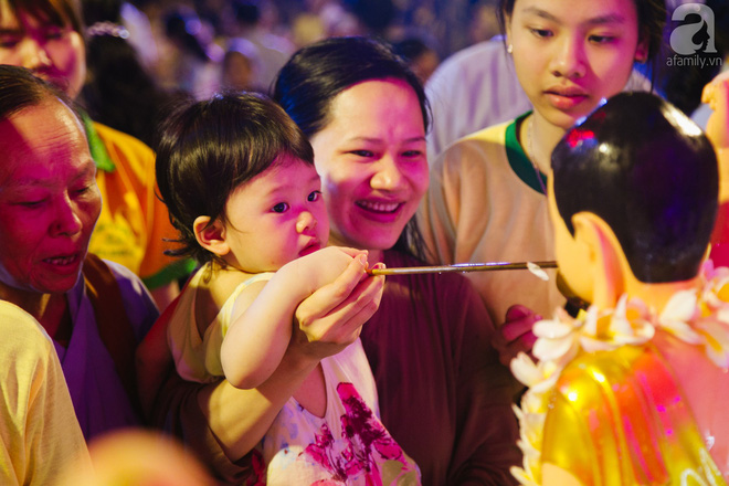 Hàng ngàn người đến đại lễ Phật Đản để được làm nghi lễ tắm Phật Hàng ngàn người đến đại lễ Phật Đản để được làm nghi lễ tắm Phật